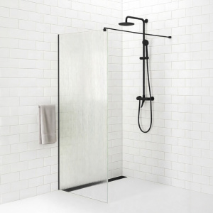 Рельеф воды: walk‑in перегородки Comforty серии 916 задают новый ритм современной душевой зоне.